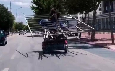 Üç tekerli motosiklet üzerinde tehlikeli yolculuk