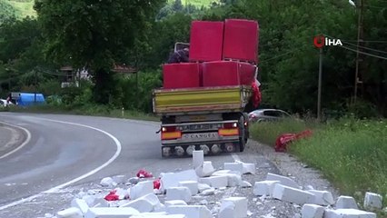 Tır dorsesindeki inşaat malzemeleri yola savruldu