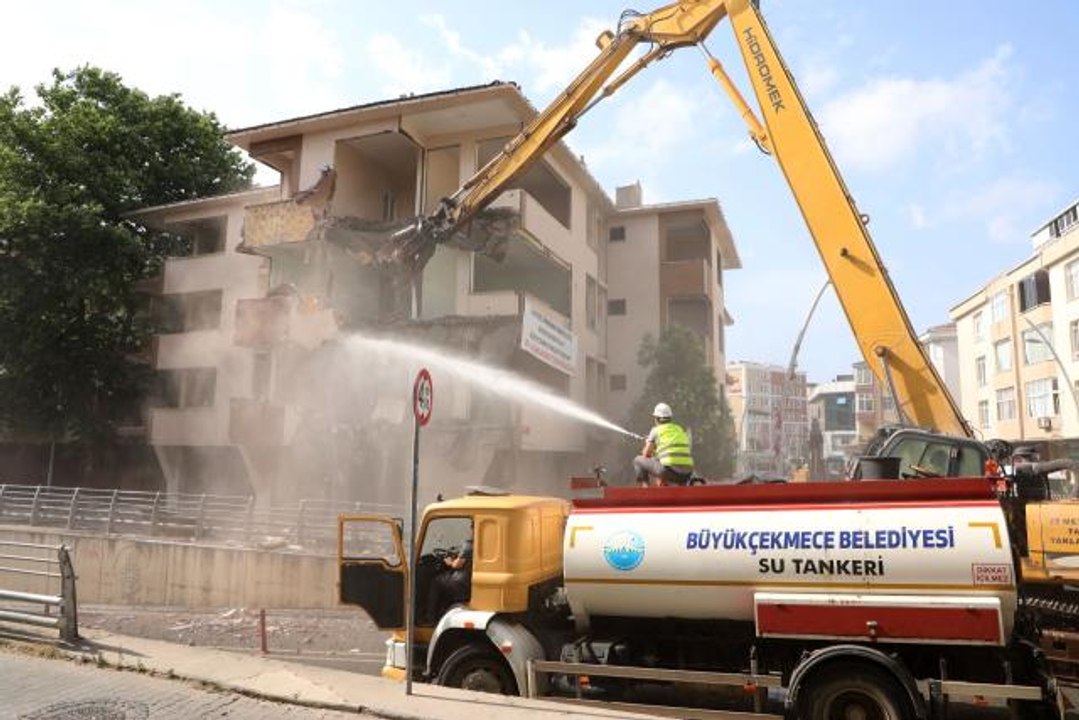 Büyükçekmece'de deprem riski taşıyan hasarlı 5 bina yıkıldı