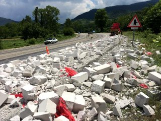 Tır dorsesindeki inşaat malzemeleri yola savruldu
