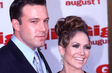 下载视频: Ben Affleck and Jennifer Lopez embrace on a romantic walk in The Hamptons