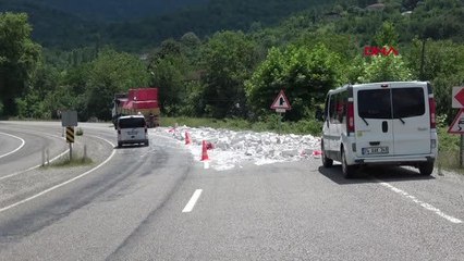 YOLA DÖKÜLEN GAZ BETON TRAFİĞİ AKSATTI