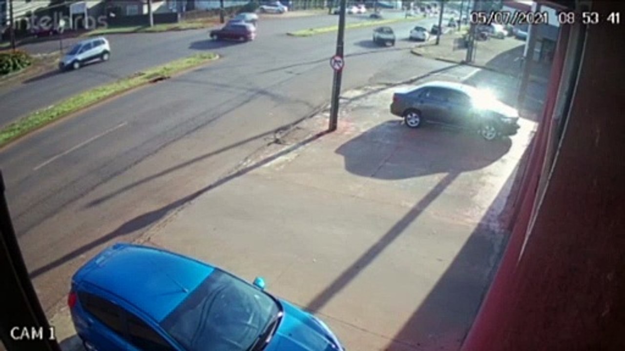 Câmera flagra colisão entre carros na Avenida Rocha Pombo