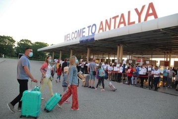 Antalya'ya hafta sonu 683 uçakla 128 bin turist geldi