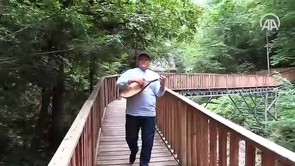 Kazak sanatçı Musayev Horma Kanyonu'nu dombralı türküsü ile geçti
