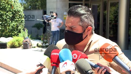 Jalis de la Serna emocionado a su llegada al tanatorio para darle el pésame a la familia