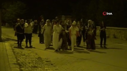 Şarkılar söyleyip kapı kapı dolaşıyorlar... Düğünlerin vazgeçilmesi 'bahşiş' geleneği devam ediyor