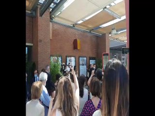 Roma, Auditorium intitolato a Morricone: la bandiera resta incastrata, la targa non si scopre