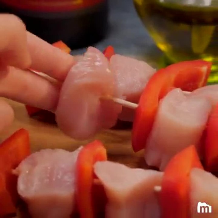 Arrêtez tout! Il est l'heure de déguster les brochettes de poulet   Vous allez les ADORER La recette par ici  https://goo.gl/jLFgXt