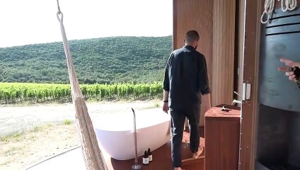 La casa di campagna in 27 metri quadrati: pareti a scomparsa e soluzioni green