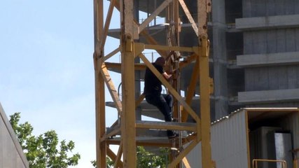 Parasını alamayınca vincin üzerine çıkan operatör 8,5 saat sonra ikna edildi