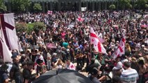 Gürcistan'da, LGBT yürüyüşü karşıtı protestoda göstericiler ile polis arasında arbede çıktı