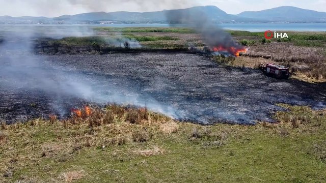 Beyşehir Gölü kenarındaki sazlık alan alev alev yandı