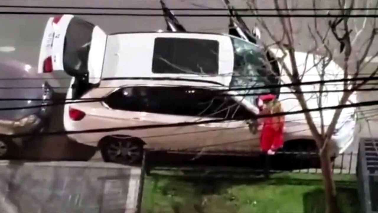 Una mujer destrozó una camioneta de alta gama con un matafuegos y agredió a una policía