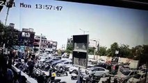 जयपुर में तेज स्पीड में उल्टी दौड़ाई लग्जरी कार, कई गाड़ियों के टक्कर मार उल्टी लटकी, देखें वीडियो