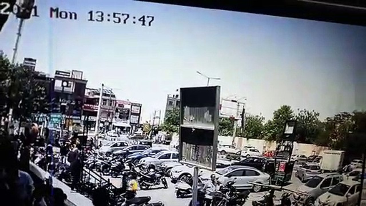 जयपुर में तेज स्पीड में उल्टी दौड़ाई लग्जरी कार, कई गाड़ियों के टक्कर मार उल्टी लटकी, देखें वीडियो