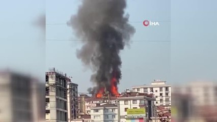 Ümraniye'de 10 katlı apartmanın çatısı alev alev yandı