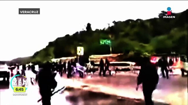 Cinco reporteros fueron agredidos por policías cuando documentaban un desalojo de personas que bloquearon una carretera en #Veracruz para exigir dar con el paradero de un familiar.