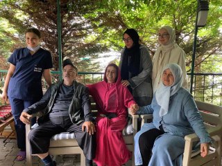 Ünlü sanatçı Yıldız Tilbe sıfır makyaj ve gündelik kıyafetlerle mini konser verdi
