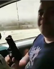 Il fait le gangsta en exhibant un pistolet en voiture et revient vite à la réalité !