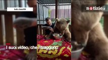 Russia, orso fa il bagno nella vasca e mangia al tavolo insieme al padrone: il video è sorprendente