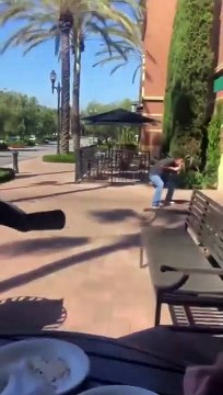 Un homme se fait attaquer par un oiseau et passe un sale moment !