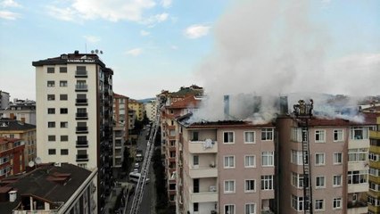 Ümraniye'de 10 katlı binanın çatısı alev alev yandı
