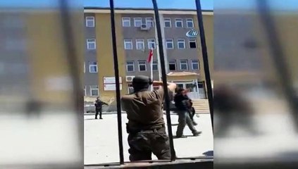 Polisler Türk bayrağını tekbirlerle göndere çekti