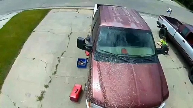 Les freins de la voiture lâchent alors que 2 mécaniciens travaillent dessous