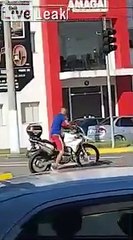Ce voleur pense que la police est là alors que c'est juste l'alarme de la moto