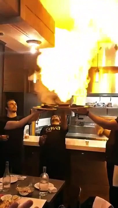 Ces serveurs voulaient impressionner leurs clients... raté