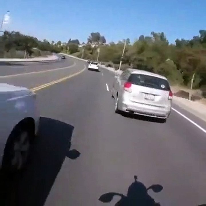 Il perd le controle de sa moto et réussit à éviter le pire d'une façon géniale