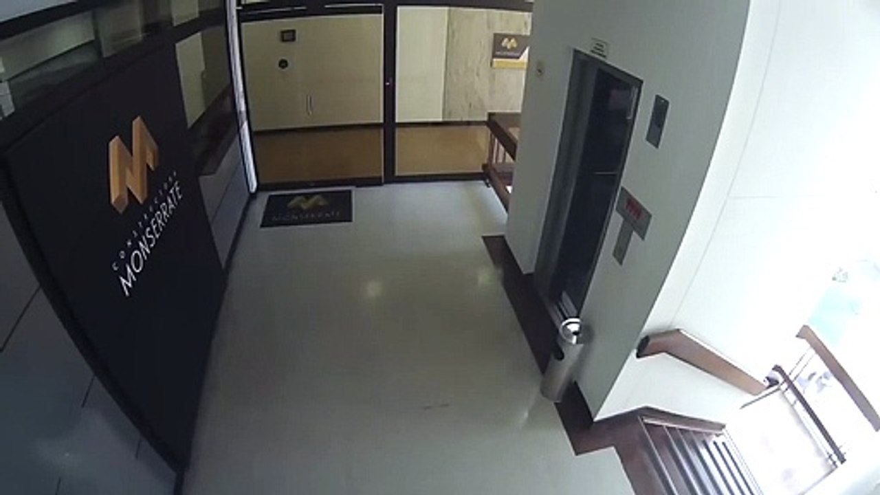 Réflexe incroyable, elle sauve son fils sur le point de chuter du 4e étage