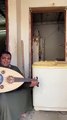 شاهد: شاب سعودي يعزف على العود والغسالة تساعده في اللحن