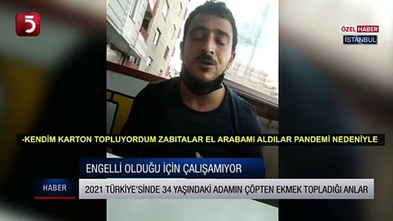 çöpten ekmek toplayan genç  adam...