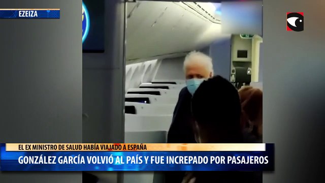 González García volvió al País y fue increpado por pasajeros