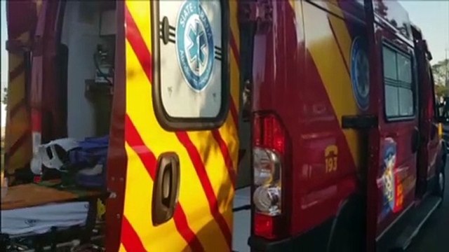 Mulher fica ferida em colisão entre moto e caminhão na Avenida Tancredo Neves