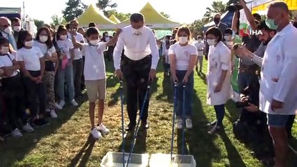 Bakan Selçuk, çocuklarla oyunlar oynadı