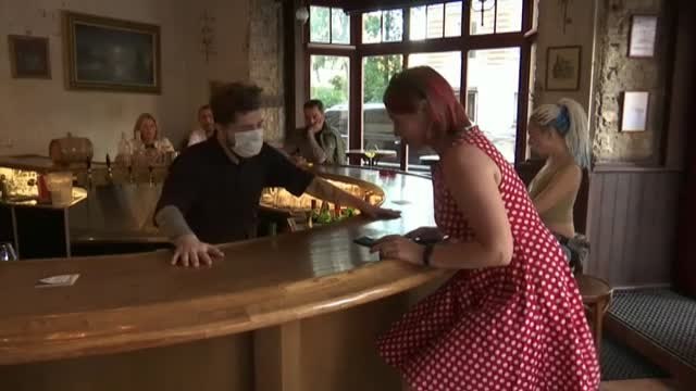 Algunos bares en Rusia recompensan con cerveza y licor a quienes se vacunen