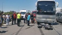 Otomobile çarpan motosiklet yolcu otobüsünün altına girdi: 2 yaralı