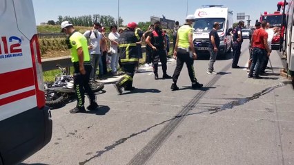 KOCAELİ - Otomobile çarpan motosiklet yolcu otobüsünün altına girdi: 2 yaralı