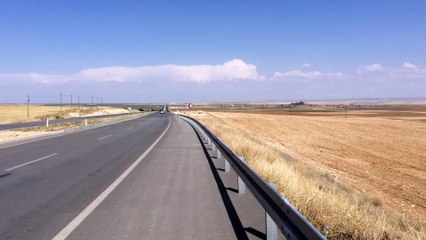 ince uzun yolda araçların hızlı geçişi