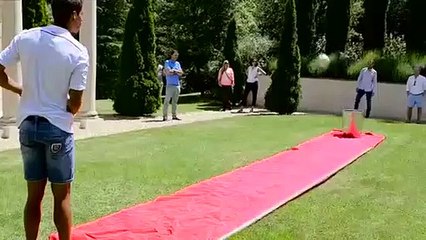 Dünya yıldızlarının 'kovaya top sokma' oyunu