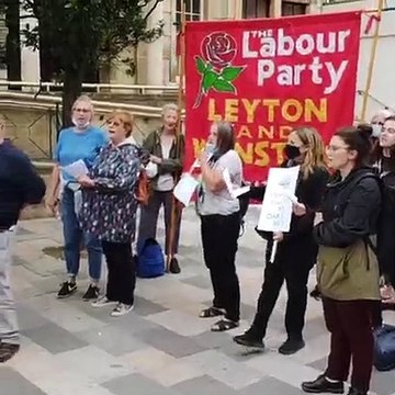 Rally for NEU rep sacked from Oaks Park School