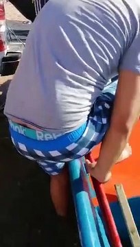 اصطياد سمكة قرش بوزن 210 كيلو في خليج العقبة