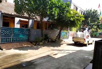 Penyemprotan Cairan Desinfektan di Perumahan Taman Serua Depok