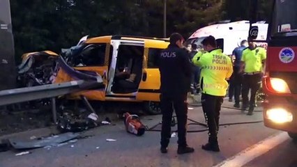 SAKARYA - Hafif ticari taksinin refüje çarpması sonucu 2 kişi öldü, 5 kişi yaralandı