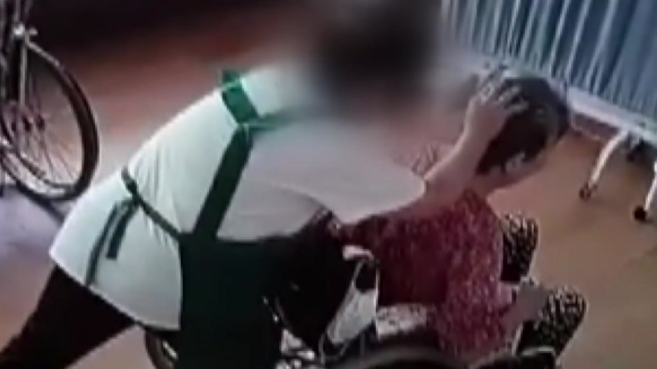 치매 노인 머리채 잡고 때린 요양보호사...피해자 가족 "요양원이 은폐" / YTN