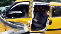 TEM’de ticari taksi bariyerlere ok gibi saplandı: 1'i yabancı uyruklu 2 ölü, 5 yaralı