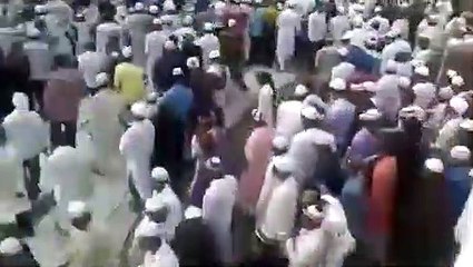 Hindistan'da, inek cemaate saldırdı